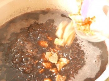 step4: 打開，加入敲碎了的片糖和鹽，攪勻後關火，蓋上焗20分鐘。