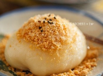 step6: 最後將麻糬剝成小塊狀在灑上喜歡的糖粉就完成了喔。