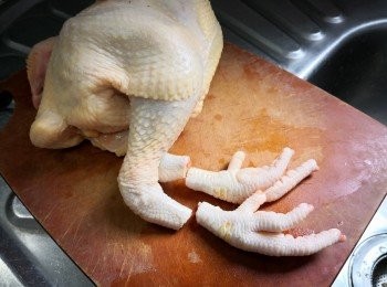 step1: 徹底清理雞肚內的血塊， 沖淨抹乾;  斬去<a href="https://bit.ly/3kLFTWO" target="_blank" data-keyword="雞腳" class="guide-link"><strong>雞腳</strong></a> <span style="display:inline-block;vertical-align:middle;margin-top:-3px;color:initial;border-radius:3px;padding:2px 3px;font-size:12px;line-height:14px;background:#87d300;color:#fff;">即買</span> 備用