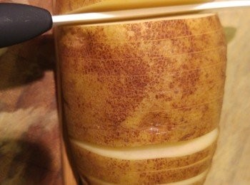 step1: 預熱焗爐爐温250度, 薯仔左右底部各放枝筷子。