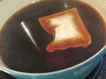 step2: 我選用鑄鐵煲, 所以炆的時間較短, 如用普通煲請自行判斷時間。先將調味料和鹵水包加適量水一同煮滾。