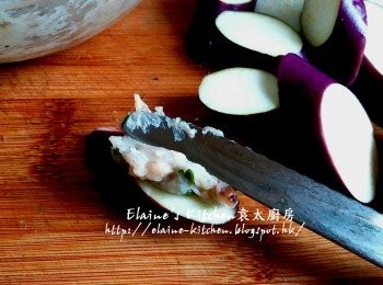 step6: 茄子切件 , 將適量魚肉餡料釀入每件茄子內