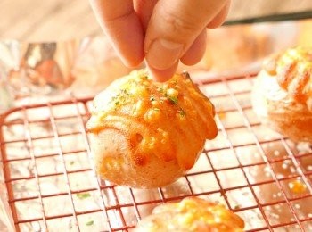 step7: 再放入已預熱至200℃的焗爐，置於中層烤多10分鐘。取出待涼即成，亦可以乾燥番茜碎作裝飾。