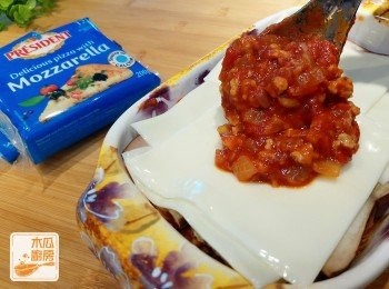 step5: 烤盤依次放入肉醬、茄子、芝士......如此類推，將烤盤放滿<span class="group_1">材料</span>為止