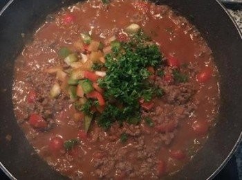 step12: 試味道調整；最後放入青甜椒及巴西里，拌勻後煮到略收汁即可；