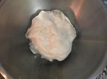 step6: 大略的揉成糰後，用保鮮膜蓋起來靜置10分鐘；這個動作可以讓牛奶與麵粉溶合的更好，等一下揉三光時就會非常快。