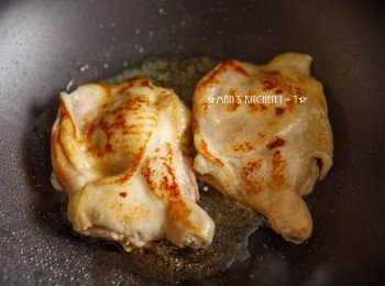 step2: 接著將多餘的<span class="group_2">醃料</span>去除後把雞腿排下鍋煎熟、取出備用。