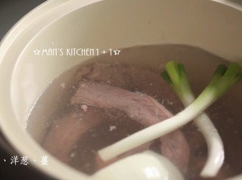 step1: 首先備一鍋滾水，將蔥、洋蔥、薑下鍋，接下來將牛肋條下鍋汆燙後，起鍋放涼備用。