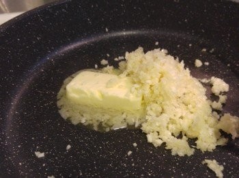 step1: 首先用水浸軟粉絲, 蒜頭拍扁琢蓉, 蔥切絲備用。凍鑊加少許油、牛油和蒜蓉，爆香後加鹽和糖, 炒勻後先取走一半蒜蓉做銀蒜, 另一半繼續爆到金黃色, 小心過火會帶苦, 粉絲用上湯焯一焯熟, 粉絲盛起用鉸剪略為剪段, 之後和銀蒜混合, 將蒜蓉粉絲攤凍備用。