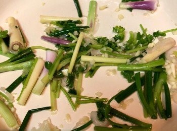 step3: 燒熱油鑊，爆香蒜蓉和乾葱，加入芫荽莖、香茅和葱炒匀。