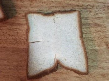 step3: 用刀在四邊的中間各切1刀，