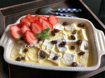 step1: 布丁面配料：糖霜，士多啤梨，冧酒提子 ，