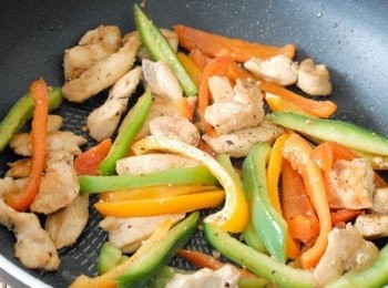 step2: 然後下彩椒，下鹽和黑胡椒調味，炒兩分鐘或至彩椒軟身即成！ （可加點水）