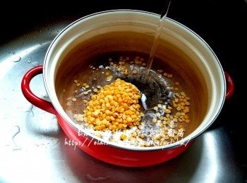 step2: 放入大煲內加水蓋過馬豆面 , 用中火煮滾後 , 蓋上蓋轉慢火煲1小時