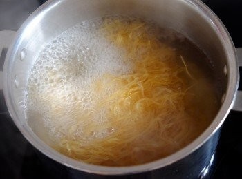 step3: 煮滾一鍋水，加入全蛋炒麵灼2分鐘至軟身，瀝乾完全吸乾水份