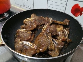 step11: 將牛仔骨放進慢火兜炒勻便可上碟， 最後放上洋蔥絲便完成。