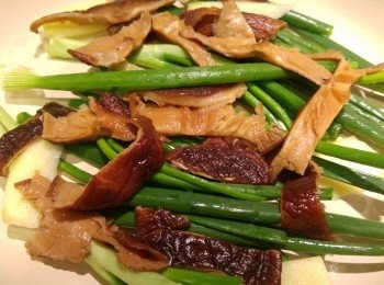 step2: 龍躉撒少許鹽, 底層先放薑蔥和菇,。