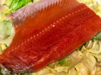 step5: 在椰菜上放上三文魚，擠入半個檸檬汁和半個青檬汁，加蓋焗約3至5分鐘至三文魚表面轉色。