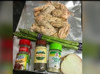 step1: 將雞洗淨後用廚房紙抹乾。(一定要乾身)
之後混合蒜鹽，雜香草，黑椒，醃雞內外最小一小時