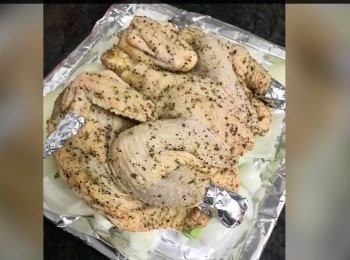 step2: 焗爐預熱230度，50分鐘
洋蔥切角片.蘆筍混合植物油或橄欖油切斷放雞底下。
<a href="https://bit.ly/3zHU5V3" target="_blank" data-keyword="雞翼" class="guide-link"><strong>雞翼</strong></a> <span style="display:inline-block;vertical-align:middle;margin-top:-3px;color:initial;border-radius:3px;padding:2px 3px;font-size:12px;line-height:14px;background:#87d300;color:#fff;">即買</span> 同雞髀位尾段包錫紙以免焗燶。