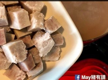 step4: 煮滾一鍋水，放芋頭煮10分鐘，先撈起一碗芋頭備用。剩下的再煮約20分鐘，邊煮邊壓至完全溶於水中。