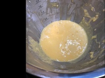 step4: 低筋麵粉過篩，加入蛋黃糊內，以用膠刮切拌方式輕手拌勻至無粉粒
預熱焗爐160度