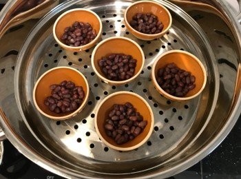 step5: 將紅豆放入缽仔內，缽仔排放在蒸籠上，大火滾起後先蒸5分鐘