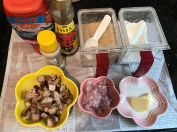 step11: 义燒餡料做法：
先將粟粉和水撈勻，用牛油爆香乾葱茸，加入义燒粒快手兜炒，最後加入其他材料撈勻，見到稍為杰身即熄火，倒入碗中，攤凍後放雪櫃備用