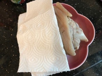 step3: 取出豬手，用廚房紙印乾水份