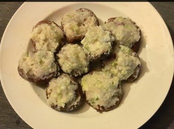 step3: 蒸百花釀鮮菇：  於鮮菇中央及周圍，以粟米粉塗滿，再將蝦膠餡填入鮮菇中。