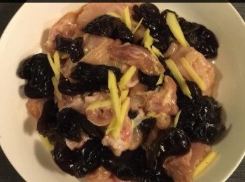 step3: 準備一鑊滾水，將醃好了的雞，雲耳，紅棗拌勻以碟隔水蒸約20分鐘。