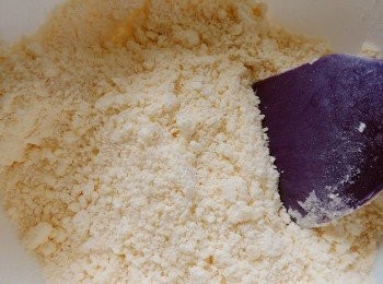 step1: 預熱焗爐170度。把麵粉，糖，鹽，泡打粉量好放1齊搞勻，把牛油切成小粒，放入麵粉中搓勻壓碎成砂礫狀。再加入芝士粉搞勻。