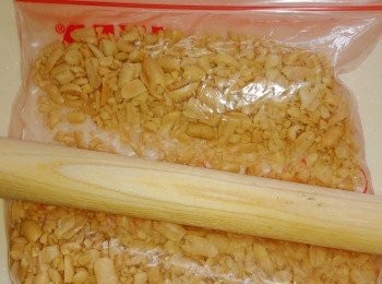 step1: 先把生花生放入已預熱170度焗爐焗5至7分鐘至面頭微微金黃，再待花生涼後放入密實袋壓碎。