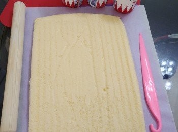 step6: 出爐後反轉放牛油紙上待涼。約15至20分鐘涼後可撕走低層牛油紙。