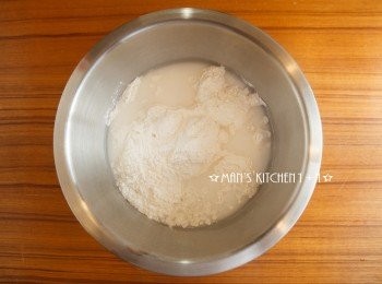 step1: 首先將糯米粉與溫水攪拌均勻後，用電鍋蒸30分鐘。
