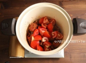 step4: 再來加入牛肋條、冰糖、醬油、米酒、番茄下鍋拌炒均勻。