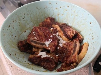 step4: 再放進生粉; 生油撈勻， 最少醃2小時