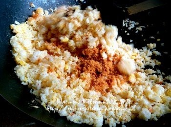 step11: 放入豬肉鬆炒數分鐘即成肉鬆薑蛋炒飯