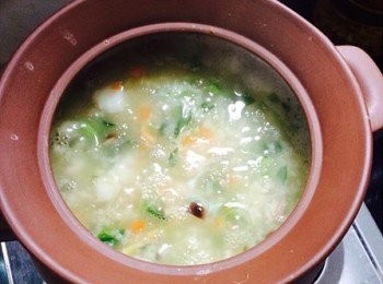 step2: 砂鍋下大米，滴幾滴沙拉油，加清水大火燒開后，加入龍利魚、冬菇煮至沸騰，下薑絲，香菜煮10分鐘后下鹽調味即可。