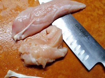 step1: 先煮飯，放涼備用。
白色雞柳筋一定要去乾淨，否則影響口感。
蝦仁和雞柳切粒再用適量的薑汁/鹽/糖/胡椒粉醃半小時。