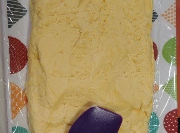 step4: 蛋液分3次倒入牛油打勻再加雲呢拿油。之後加入芝士粉，奶粉，再分3次篩入麵粉搞勻。最後攤平用保鮮紙包住雪凍佢1小時硬少少好搓啲!!!