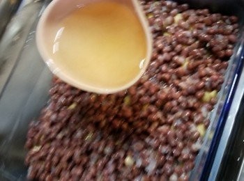 step9: 當見到浸鷹咀豆的大菜糖水開始凝固時,就可以舖上紅豆,再加入部份大菜糖水,糖水亦時剛好蓋過紅豆,其餘的大菜糖水亦是用最細火保持糖水熱溫,豆亦是保持浸在冰水上加快凝固,約3-5分鐘就開始凝固