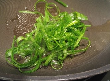 step4: 最後將少許油煮滾後熄火, 把蔥絲略炒後, 放在龍躉面上, 再加少許生抽即成。