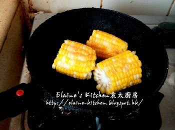 step12: 鑊中落少許油燒熱 , 將粟米放入鑊中用慢火燒至粟米表面有少許微黃