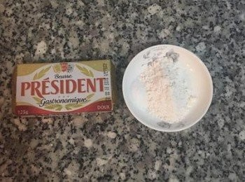 step5: 等待麵糰鬆弛時，準備奶油内餡。
ㄧ般會使用有鹽奶油，但如家裡只有無鹽奶油，則可跟女漢子ㄧ樣，直接將鹽與麵粉混勻