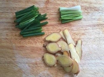 step2: 蔥切薄片；蔥切段，並將蔥白和蔥綠分開放。