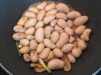 step7: 倒入雞腰，並倒入剩餘的米酒煮滾；