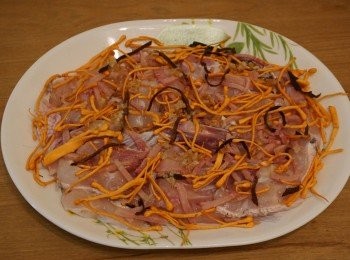 step5: 在碟面鋪上粉絲，再放上龍躉腩、火腿件；將生、熟蒜蓉、少許鹽及蒜油拌勻，淋上面，再放上蟲草花、薑絲及陳皮絲，水滾後以大火蒸六至八分鐘（視乎魚片厚薄而定），取出後加少許豉油及灑上蔥花即成