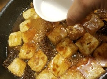 step8: 再加入己煎香的豆腐,加入用2湯匙水,1茶匙生粉拌勻的<span class="group_3">打芡料</span>打芡即可