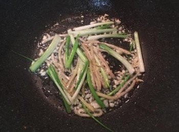 step4: 炒鍋加熱，放入沙拉油，將蒜末、薑絲和蔥白炒香；